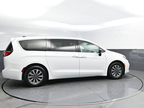 Used 2024 Chrysler Pacifica Limited FWD image 8