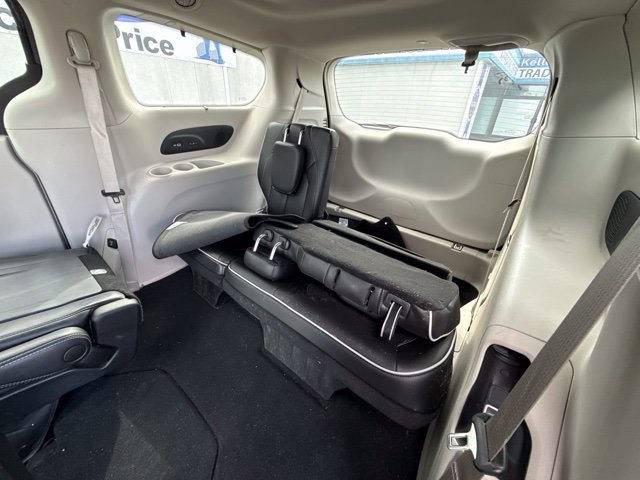 Used 2023 Chrysler Pacifica Limited w/ Uconnect Theater Family Group FWD image 10
