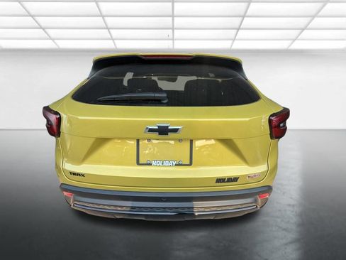 Used 2025 Chevrolet Trax RS w/ Sunroof Package FWD image 3