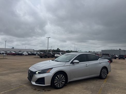 Certified 2024 Nissan Altima 2.5 SV w/ SV Premium Package FWD image 2