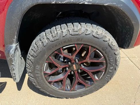 Used 2025 GMC Canyon Denali AWD/4WD image 24