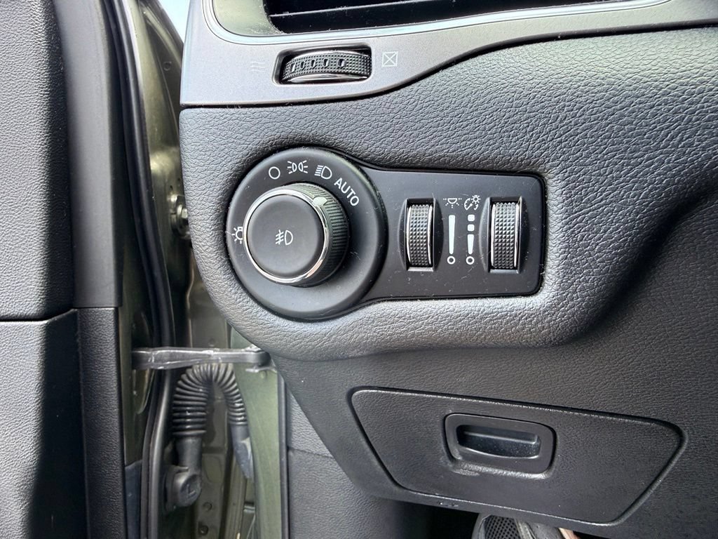 Certified 2021 Jeep Cherokee Latitude Lux FWD image 37