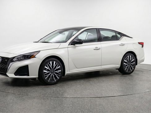 Used 2025 Nissan Altima 2.5 SV FWD image 3