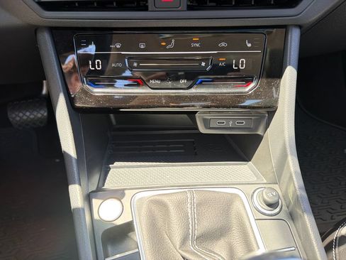 Certified 2025 Volkswagen Jetta SE FWD image 17