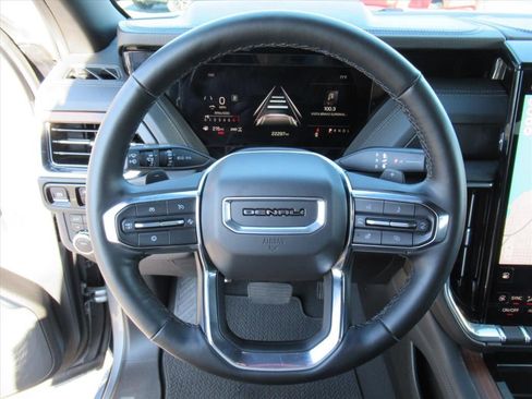 Used 2025 GMC Yukon XL Denali image 17