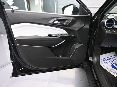 Used 2025 Chevrolet Trax LT w/ LT Convenience Package image 10