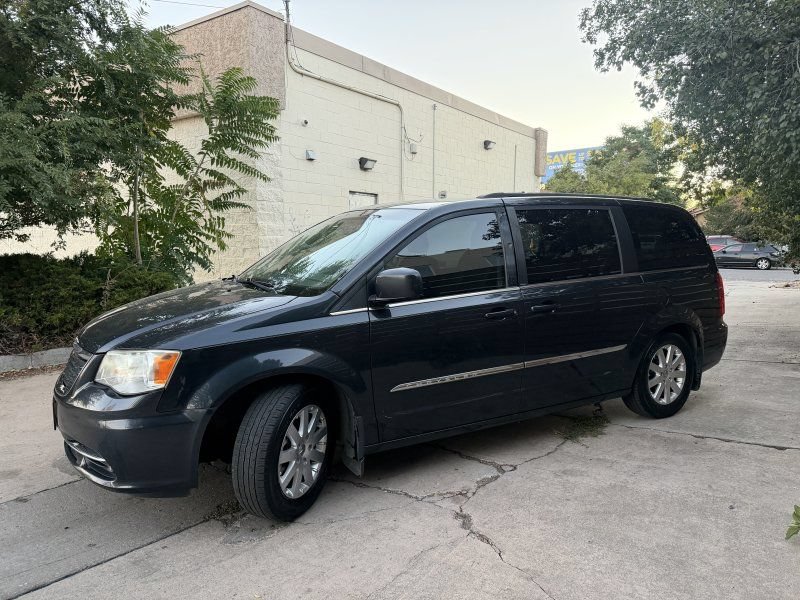 Used 2014 Chrysler Town & Country Touring FWD image 7