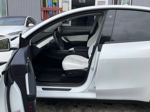Used 2021 Tesla Model Y Long Range AWD/4WD image 6