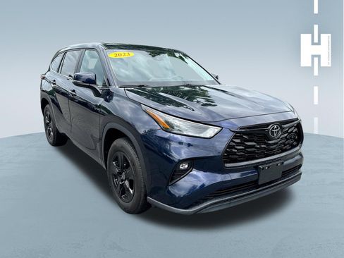 Used 2023 Toyota Highlander LE FWD image 1