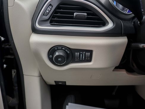 Used 2023 Chrysler Pacifica Touring-L FWD image 30