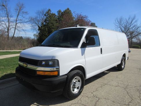Used 2018 Chevrolet Express 3500 Extended w/ Driver Convenience Package image 40