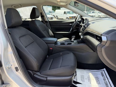 Used 2025 Nissan Altima 2.5 SV FWD image 9
