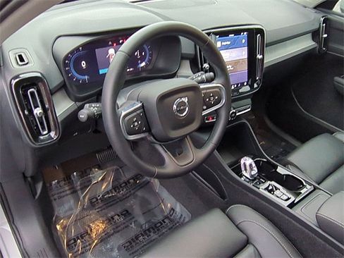 Used 2025 Volvo XC40 B5 Plus image 9