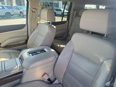 Used 2020 GMC Yukon XL Denali w/ Denali Premium Package image 8