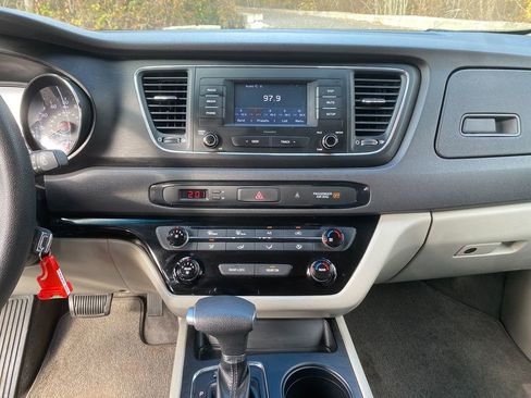 Used 2018 Kia Sedona L image 16