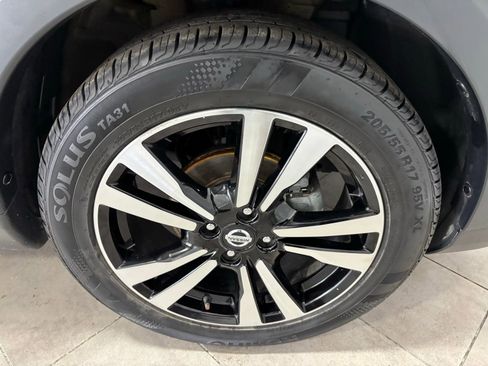 Used 2019 Nissan Kicks SV image 9