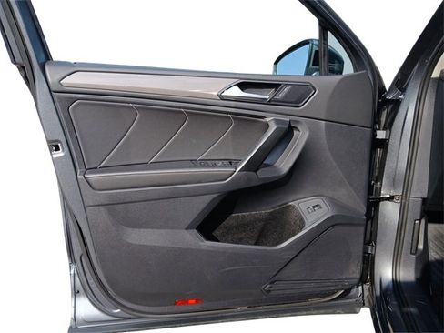 Used 2024 Volkswagen Tiguan SE w/ Panoramic Sunroof Package image 26