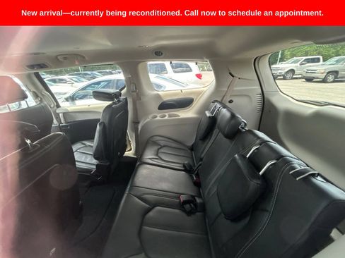 Used 2022 Chrysler Pacifica Touring-L FWD image 16