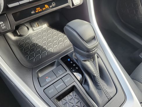 Certified 2025 Toyota RAV4 LE FWD image 27