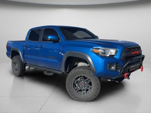 Used 2017 Toyota Tacoma TRD Off-Road AWD/4WD image 2