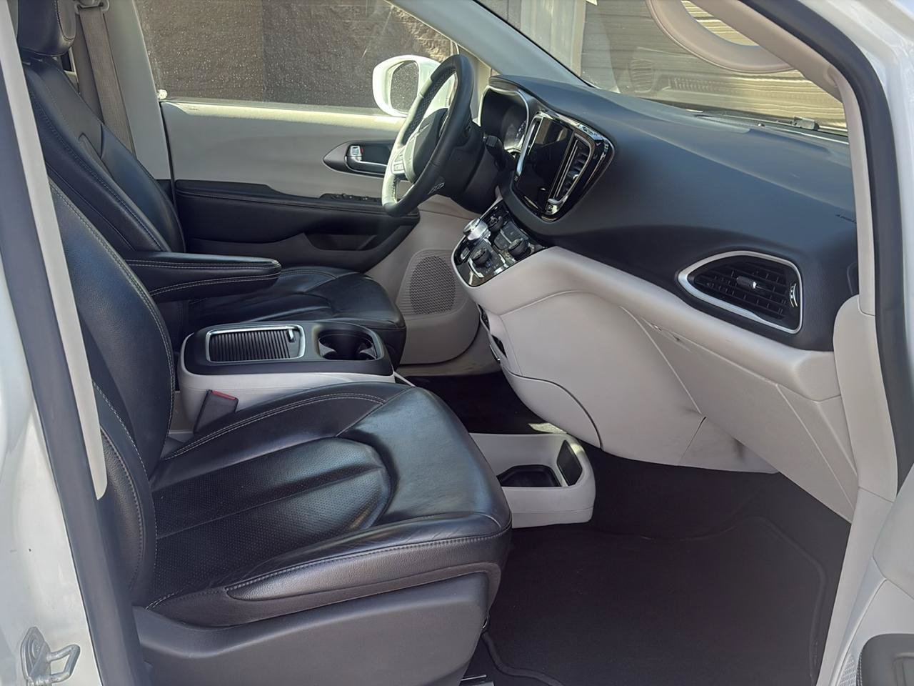 Used 2022 Chrysler Pacifica Touring-L FWD image 11