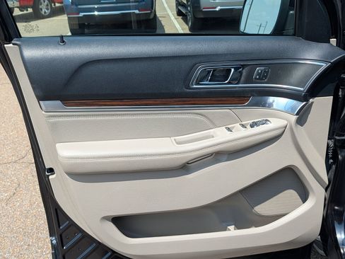 Used 2019 Ford Explorer Limited w/ Ford Safe & Smart Package FWD image 11
