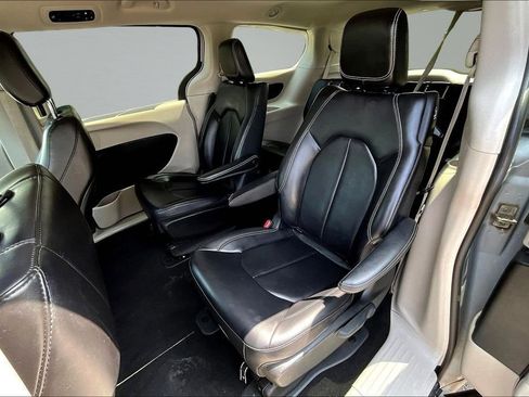 Used 2023 Chrysler Pacifica Touring-L FWD image 22