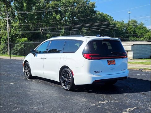 Used 2025 Chrysler Pacifica Limited FWD image 14