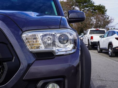 Used 2020 Toyota Tacoma SR5 w/ Phone Cable & Charge Package image 38