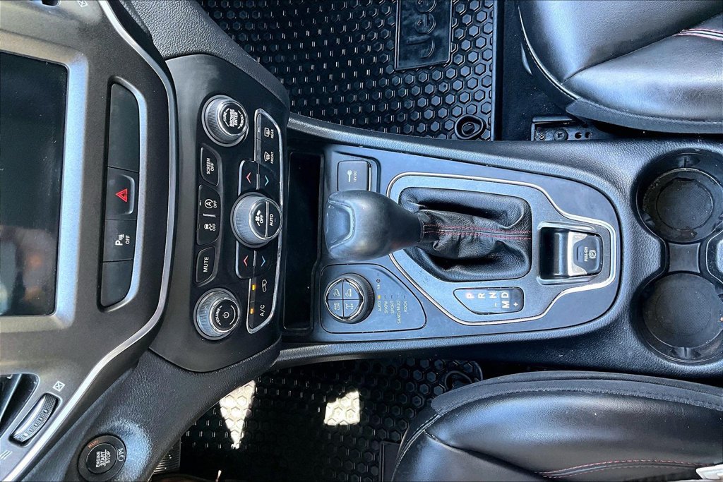 Used 2020 Jeep Cherokee Trailhawk w/ Cold Weather Group AWD/4WD image 30