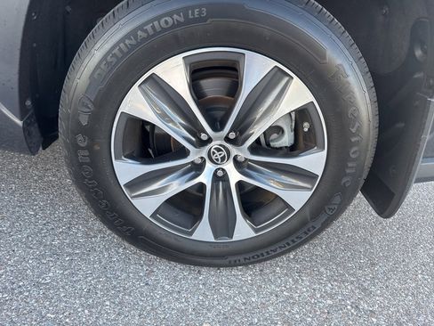 Used 2021 Toyota Highlander XLE image 9