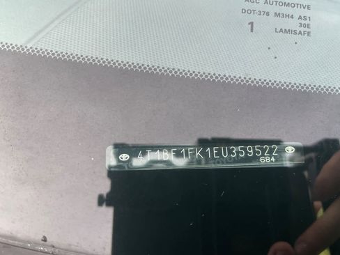 Used 2014 Toyota Camry L image 16