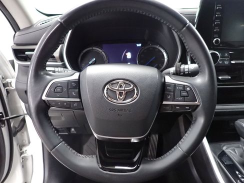 Used 2020 Toyota Highlander XLE image 15