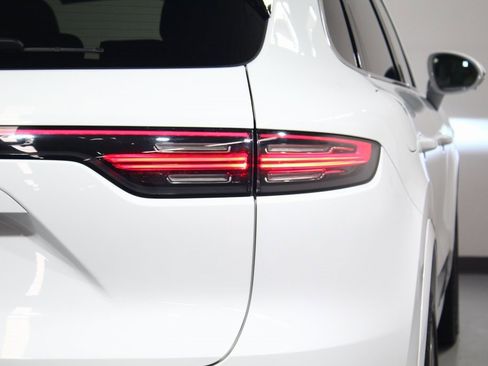 Used 2022 Porsche Cayenne Turbo image 12