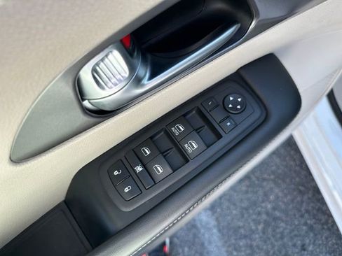 Used 2024 Chrysler Pacifica Limited FWD image 20