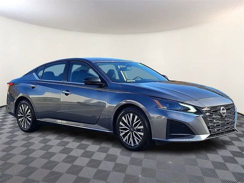 Used 2024 Nissan Altima 2.5 SV image 3