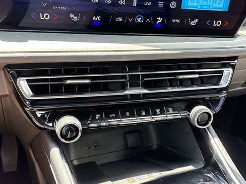 New 2025 Chevrolet Traverse LT image 18