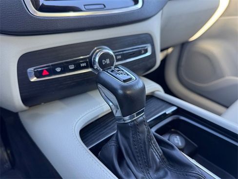 Used 2020 Volvo XC90 T5 Momentum w/ Protection Package Premier image 14