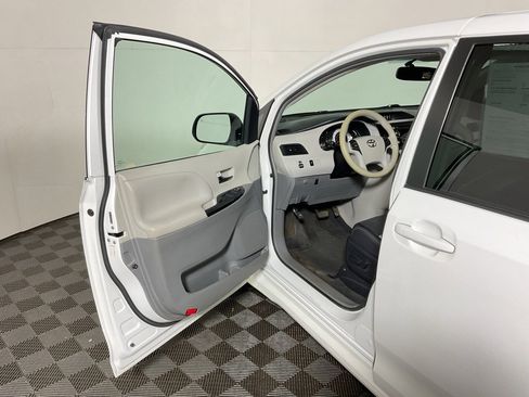 Used 2012 Toyota Sienna SE image 12