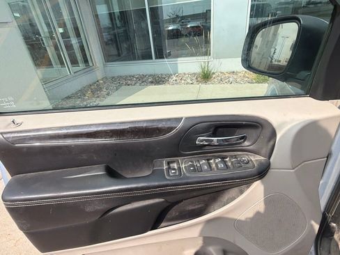 Used 2013 Chrysler Town & Country Touring-L w/ Entertainment Group #2 FWD image 10