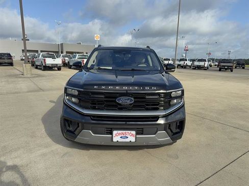 Used 2025 Ford Expedition Platinum w/ Driver's Package AWD/4WD image 3