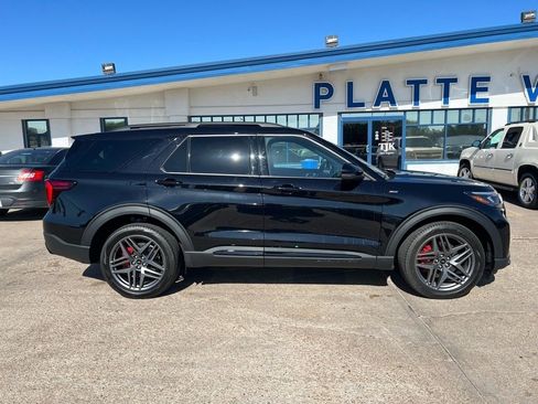 Used 2025 Ford Explorer ST-Line w/ Premium Package image 8