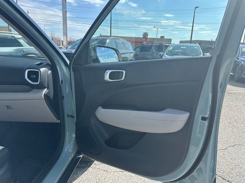Used 2025 Hyundai Venue SEL image 15