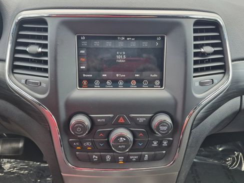 Used 2021 Jeep Grand Cherokee Laredo AWD/4WD image 18