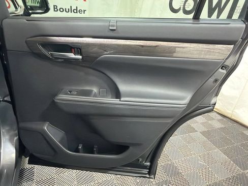 Used 2024 Toyota Highlander Platinum AWD/4WD image 12
