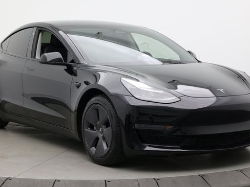Used 2023 Tesla Model 3 Standard Range RWD image 3