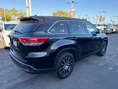 Used 2018 Toyota Highlander SE FWD image 12