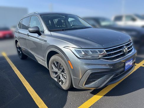 Used 2024 Volkswagen Tiguan SE w/ Panoramic Sunroof Package AWD/4WD image 2