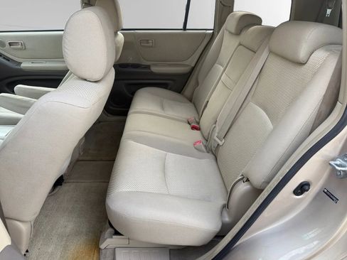 Used 2005 Toyota Highlander 4WD V6 w/ 3rd Row image 17