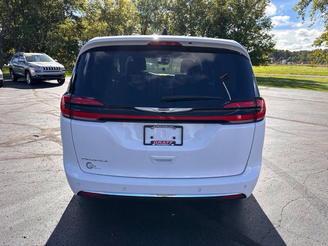 Used 2024 Chrysler Pacifica Touring-L FWD image 4